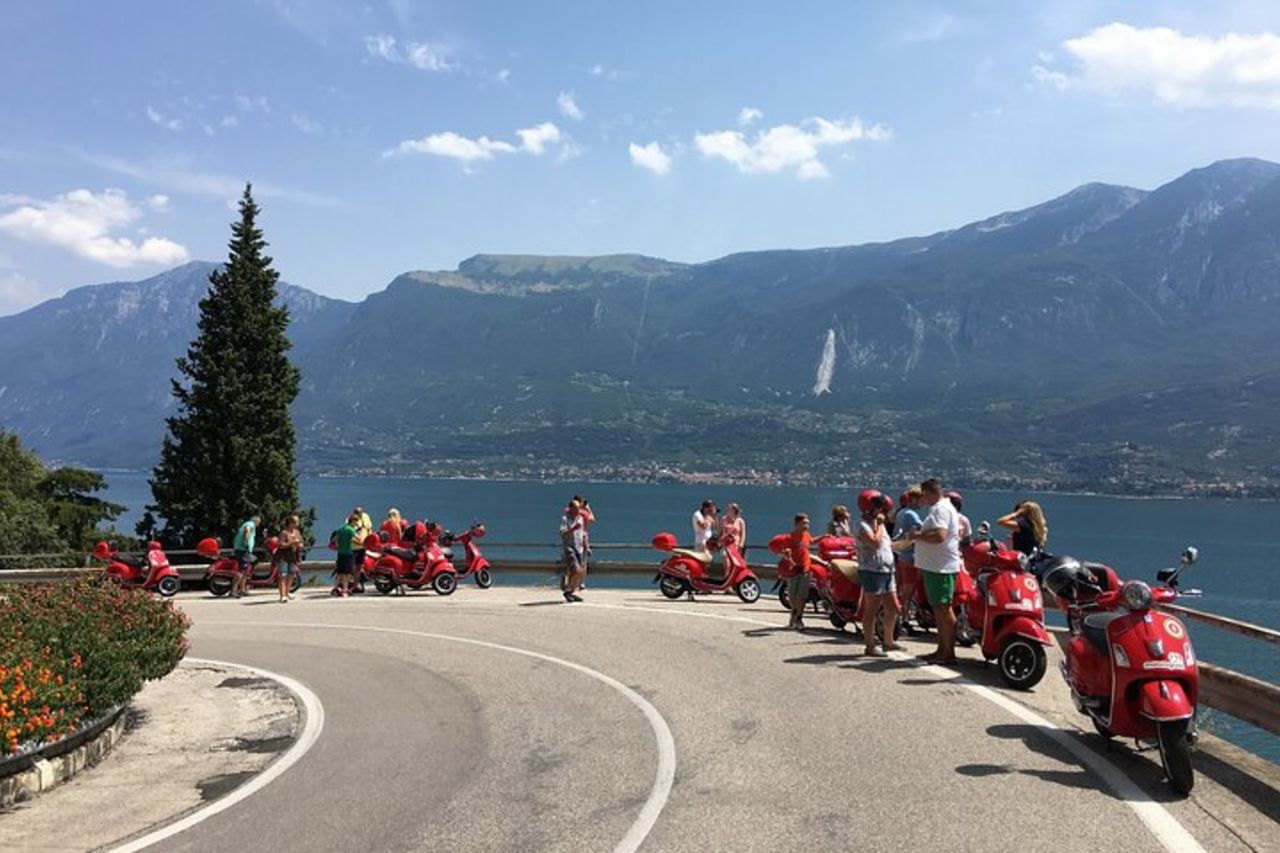 Tour in scooter del Garda senza guida di un'intera giornata da Riva del Garda — 5