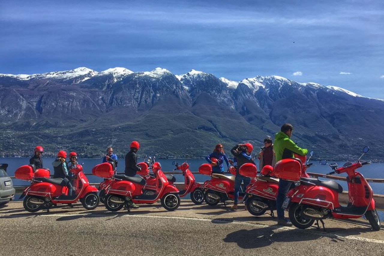 Tour in scooter del Garda senza guida di un'intera giornata da Riva del Garda — 7