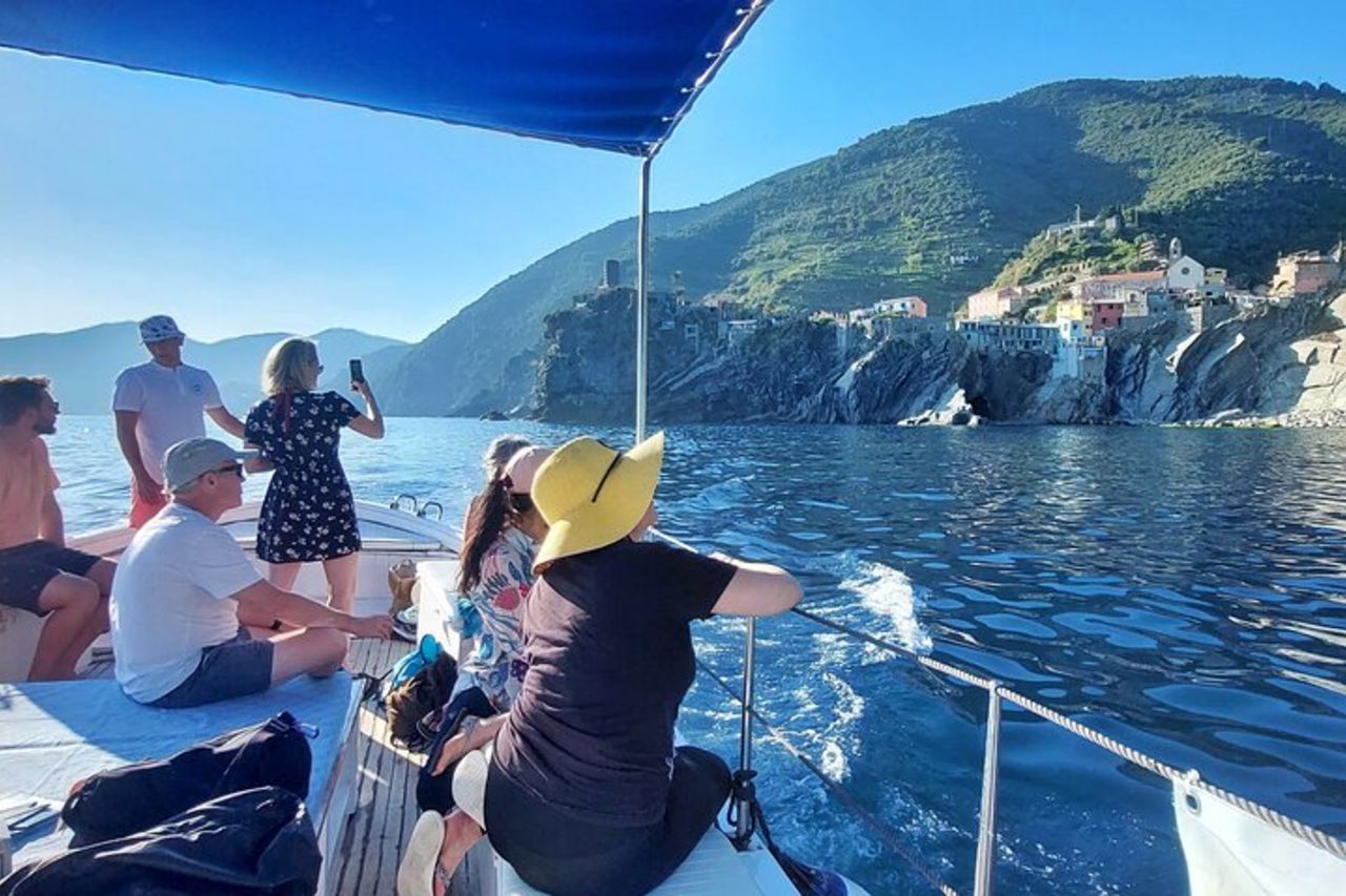 Autentico tour delle Cinque Terre con un tradizionale gozzo ligure