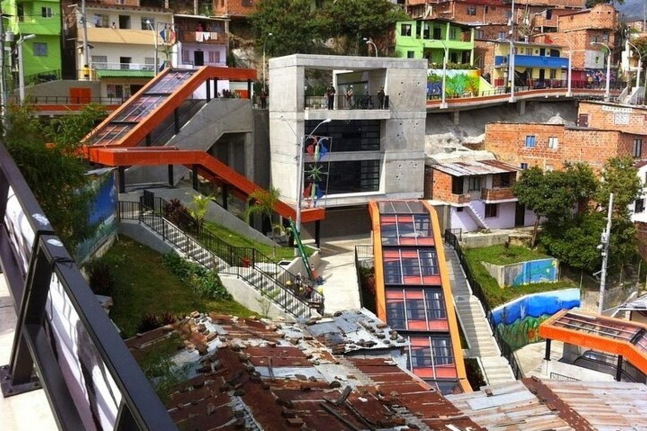 Comuna 13 Graffitour conosce il distretto artistico urbano di Medellín — 4