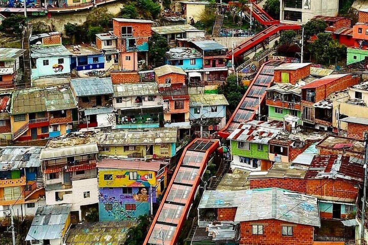 Comuna 13 Graffitour conosce il distretto artistico urbano di Medellín — 6