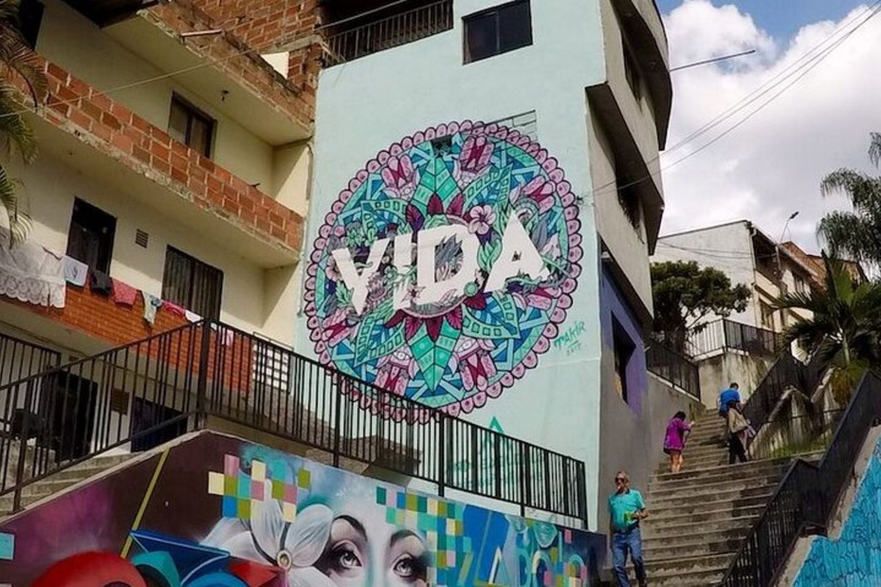 Comuna 13 Graffitour conosce il distretto artistico urbano di Medellín — 7