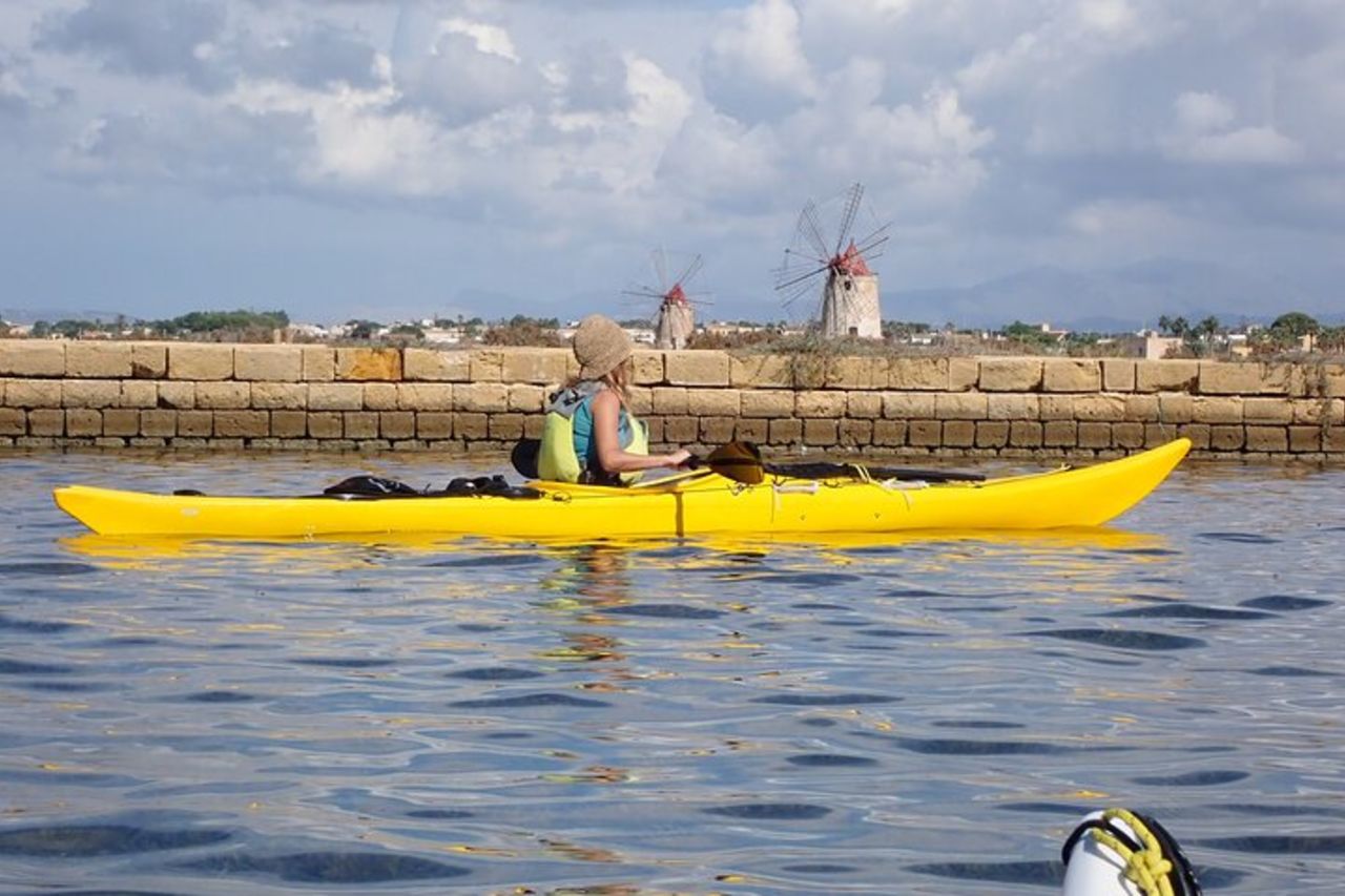 Tour guidato in kayak all'interno dello Stagnone di Marsala — 2