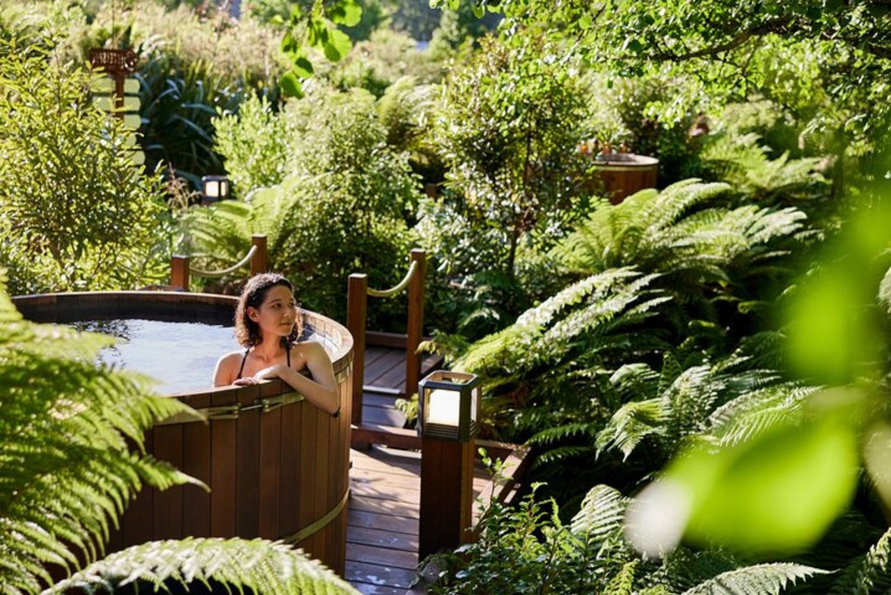 Immergiti nella vasca idromassaggio della foresta di Rotorua al punto segreto — 7