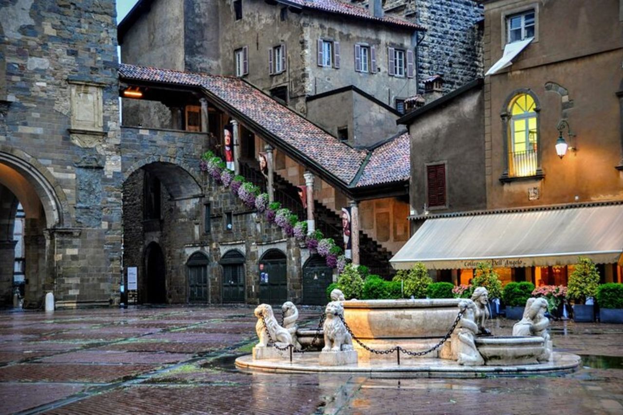 Giro turistico di Bergamo. Magia della città medievale. — 2