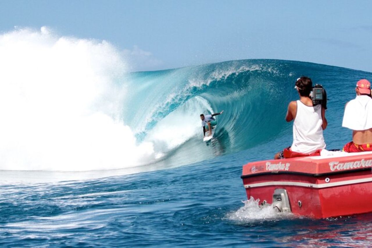 Taxi Boat per assistere alla competizione internazionale di surf di Teahupoo — 3