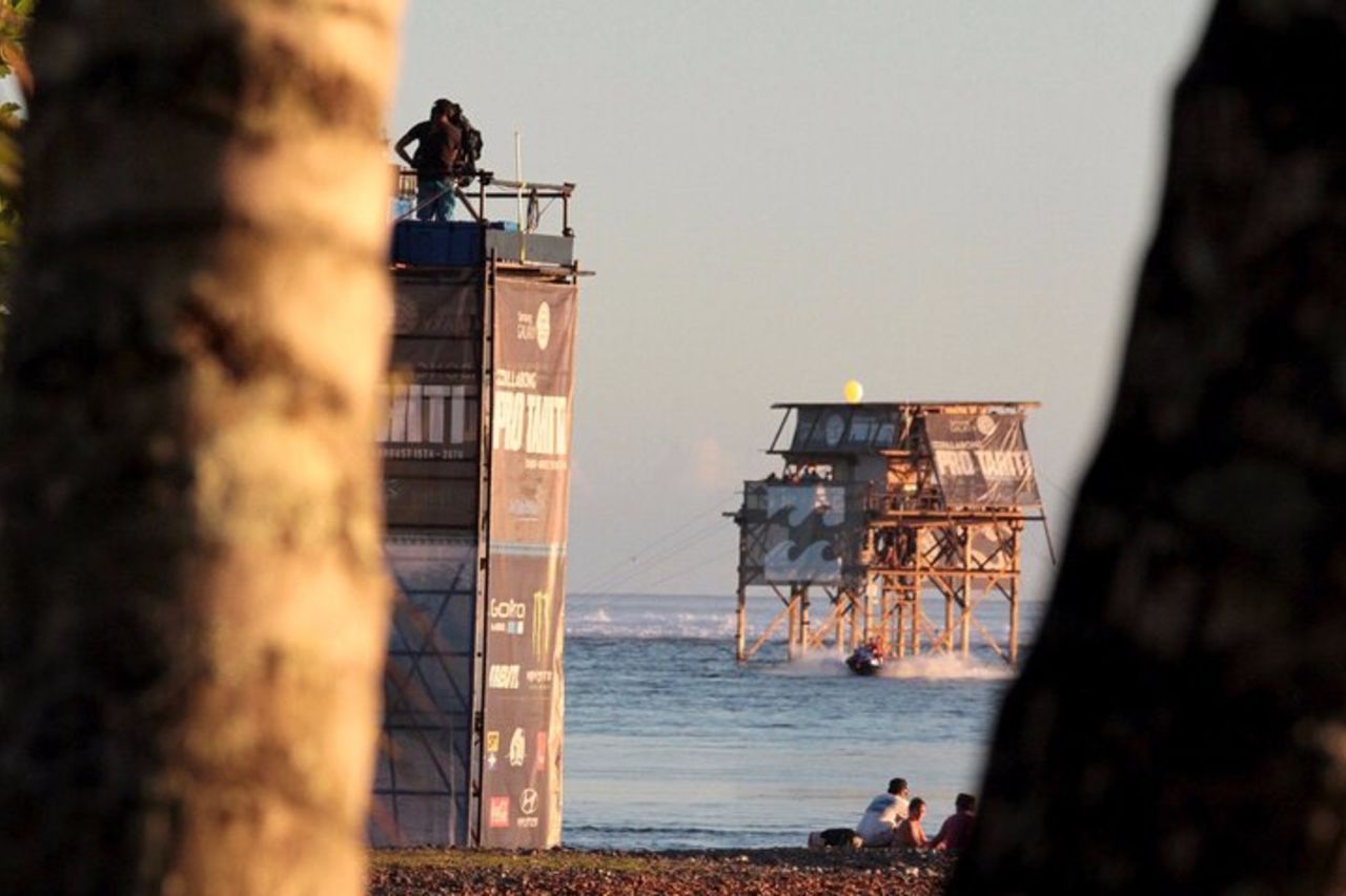Taxi Boat per assistere alla competizione internazionale di surf di Teahupoo — 2
