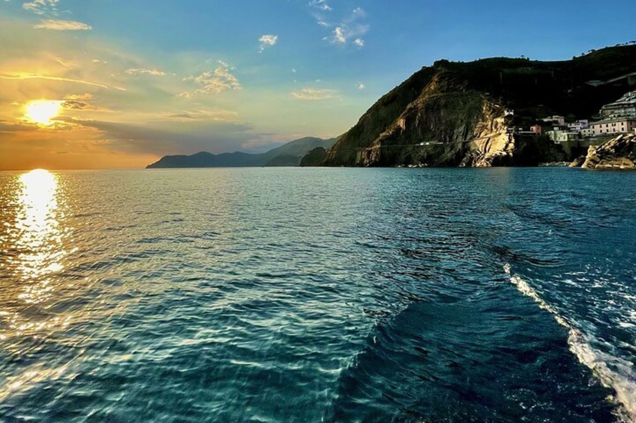 Tour al Tramonto alle Cinque Terre in Barca Privata con Pesto e Vino Tipico — 2