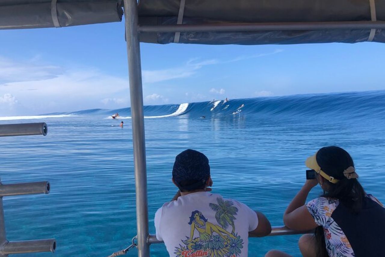 Taxi Boat per assistere alla competizione internazionale di surf di Teahupoo — 4