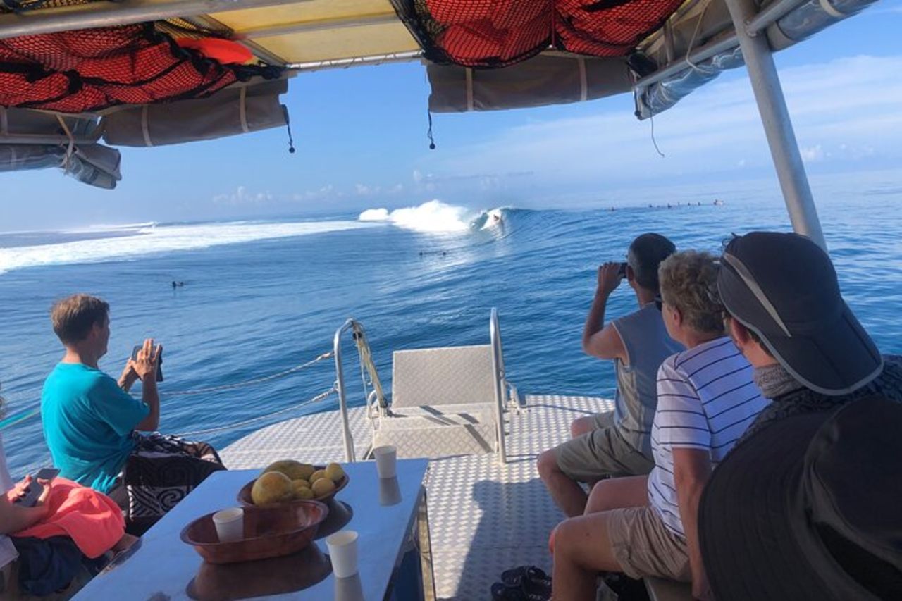 Taxi Boat per assistere alla competizione internazionale di surf di Teahupoo — 5