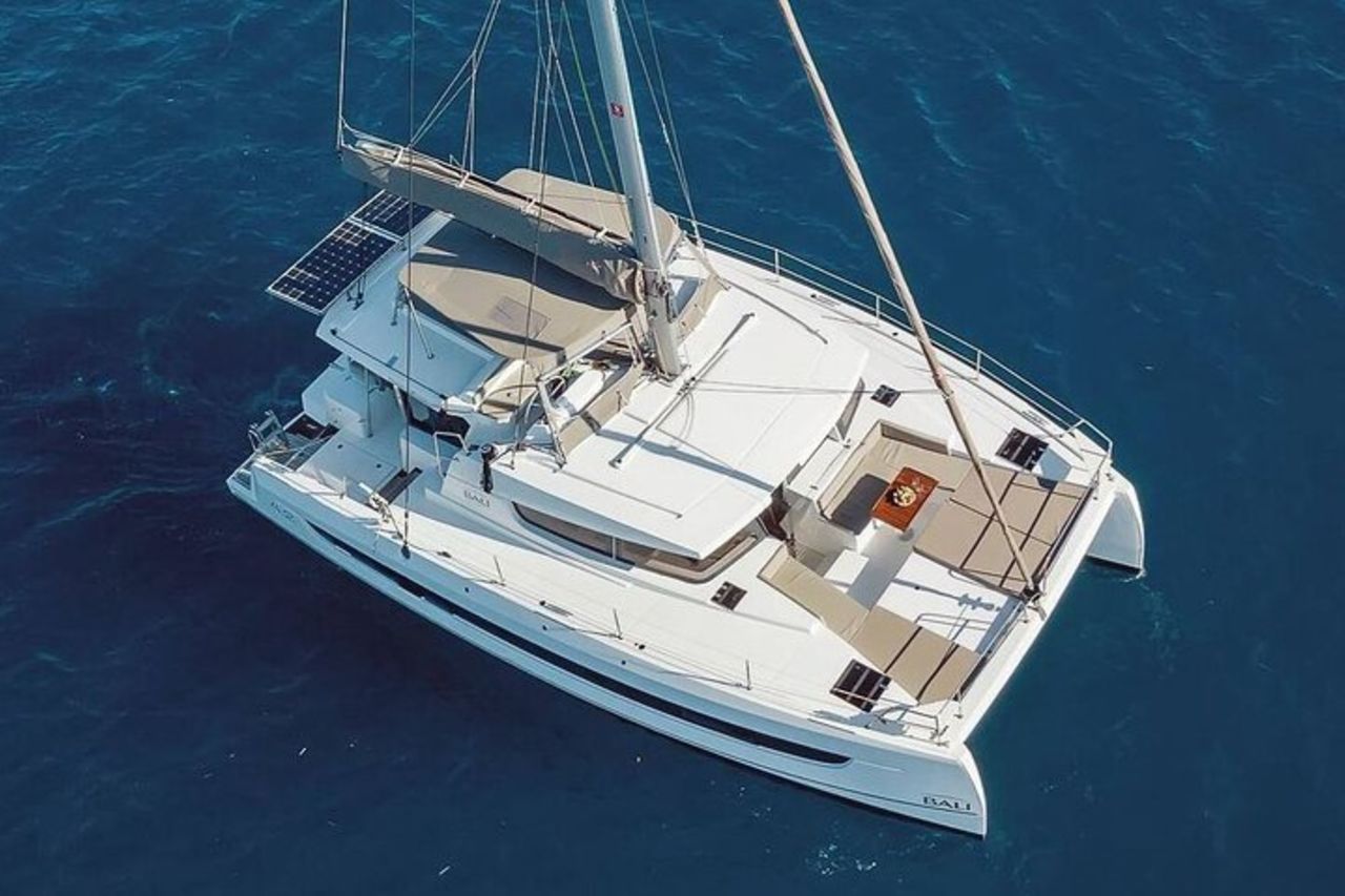 CATAMARANO Kleftiko Poliegos e Round of Milos Pranzo con Openbar — 2