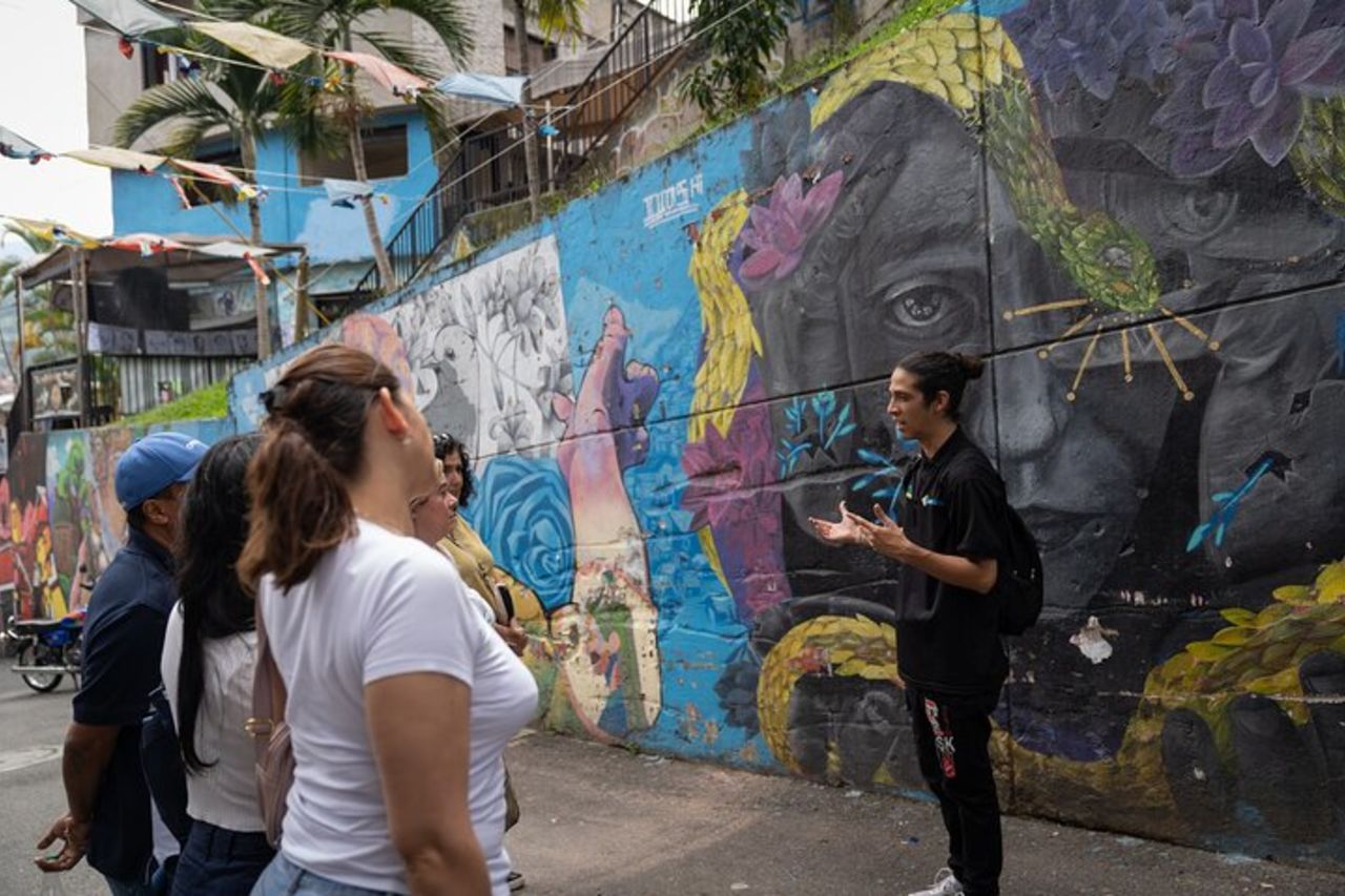 Comuna 13 Graffitour conosce il distretto artistico urbano di Medellín — 9