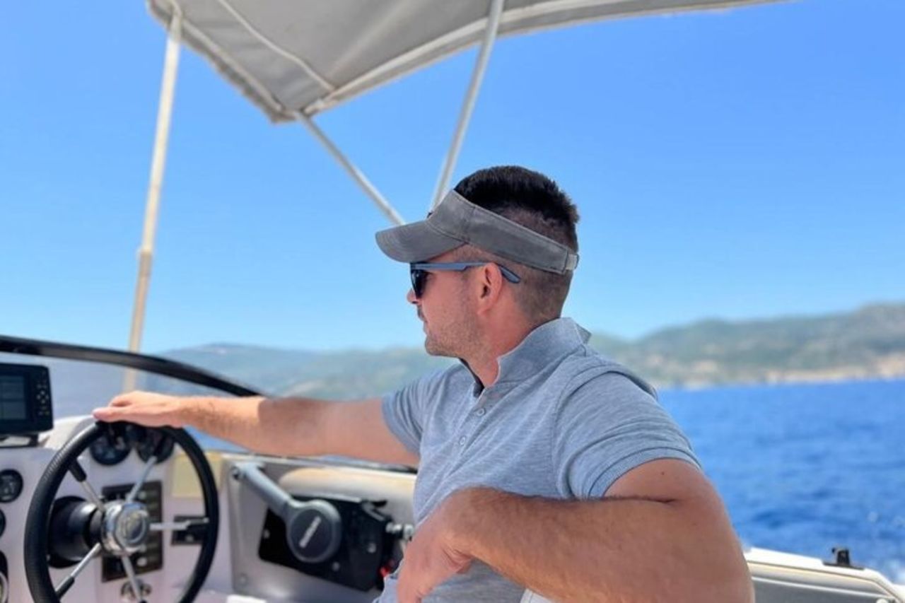 Tour privato in motoscafo da 7 m e 250 CV Shipwreck Blue caves fino a 8 persone — 7