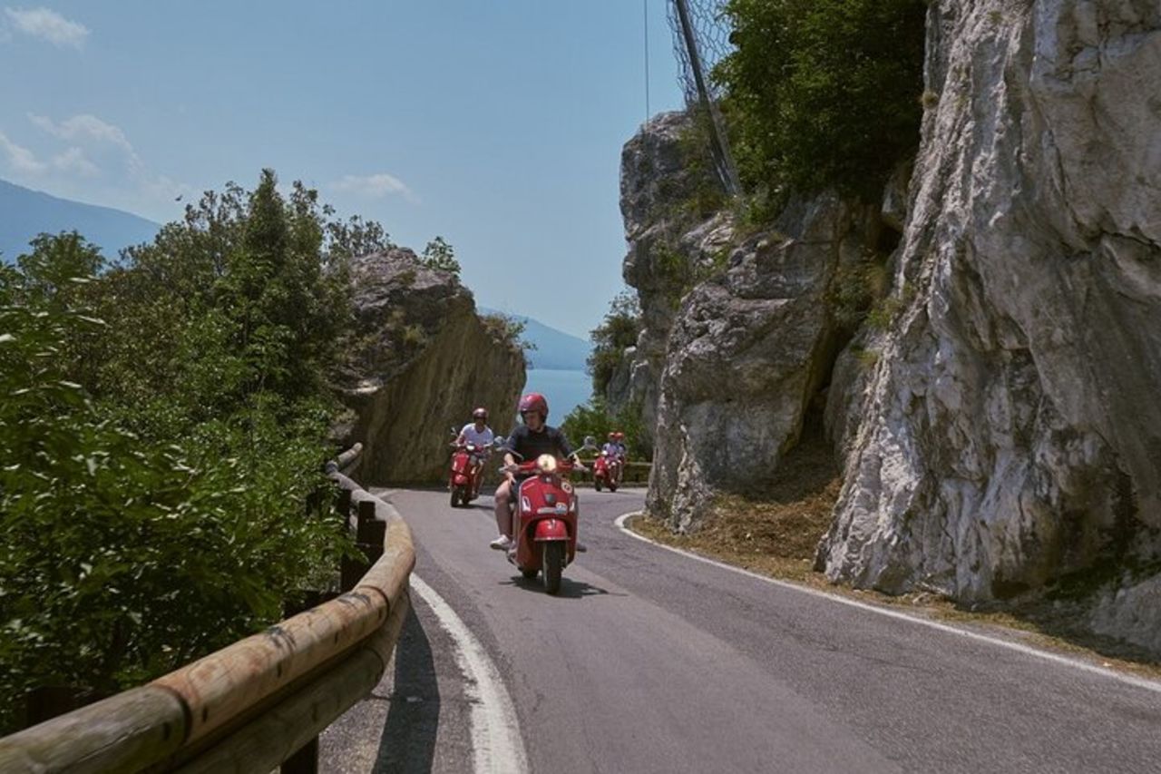 Tour in Vespa del Garda autoguidato di un'intera giornata con partenza da Salò — 3
