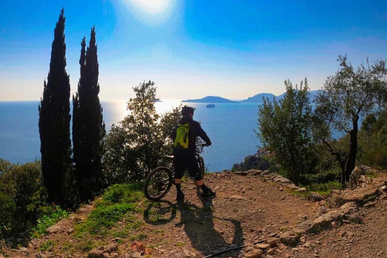 4-Ore con E-Bike Tour Guidato dei Borghi Tellaro e Montemarcello