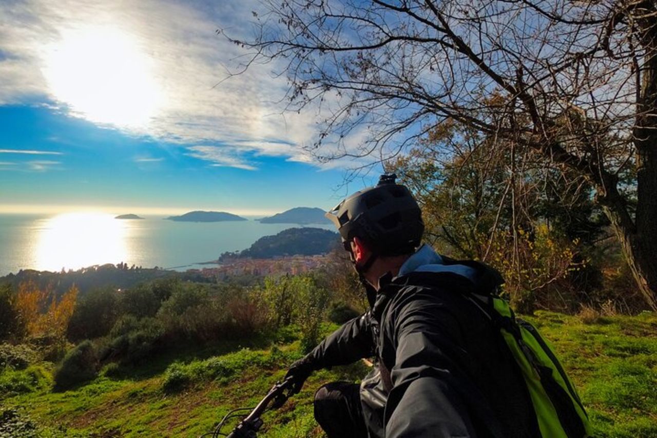 4-Ore con E-Bike Tour Guidato dei Borghi Tellaro e Montemarcello — 2
