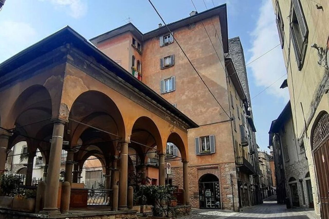 Tour a piedi in un'antica casa torre privata nel centro storico di Bergamo — 2
