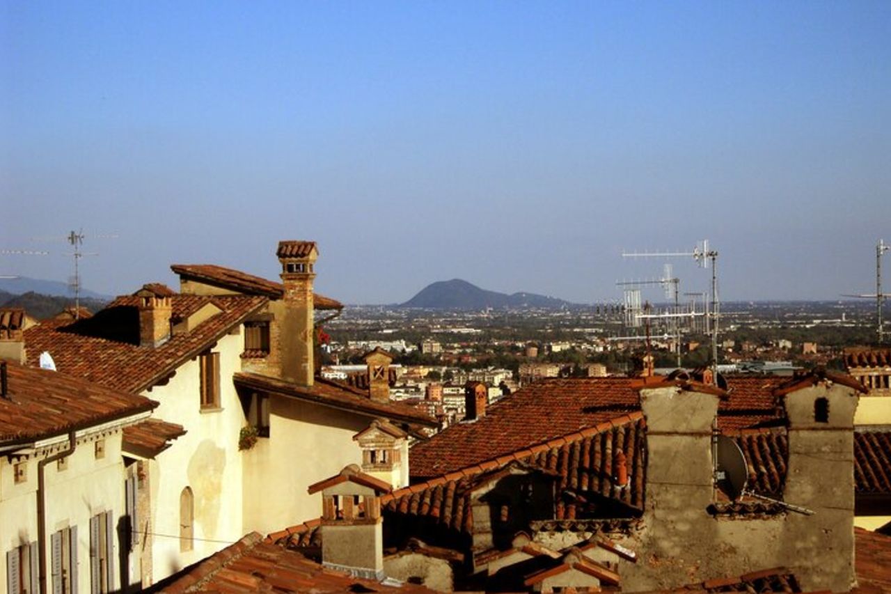 Tour a piedi in un'antica casa torre privata nel centro storico di Bergamo — 9