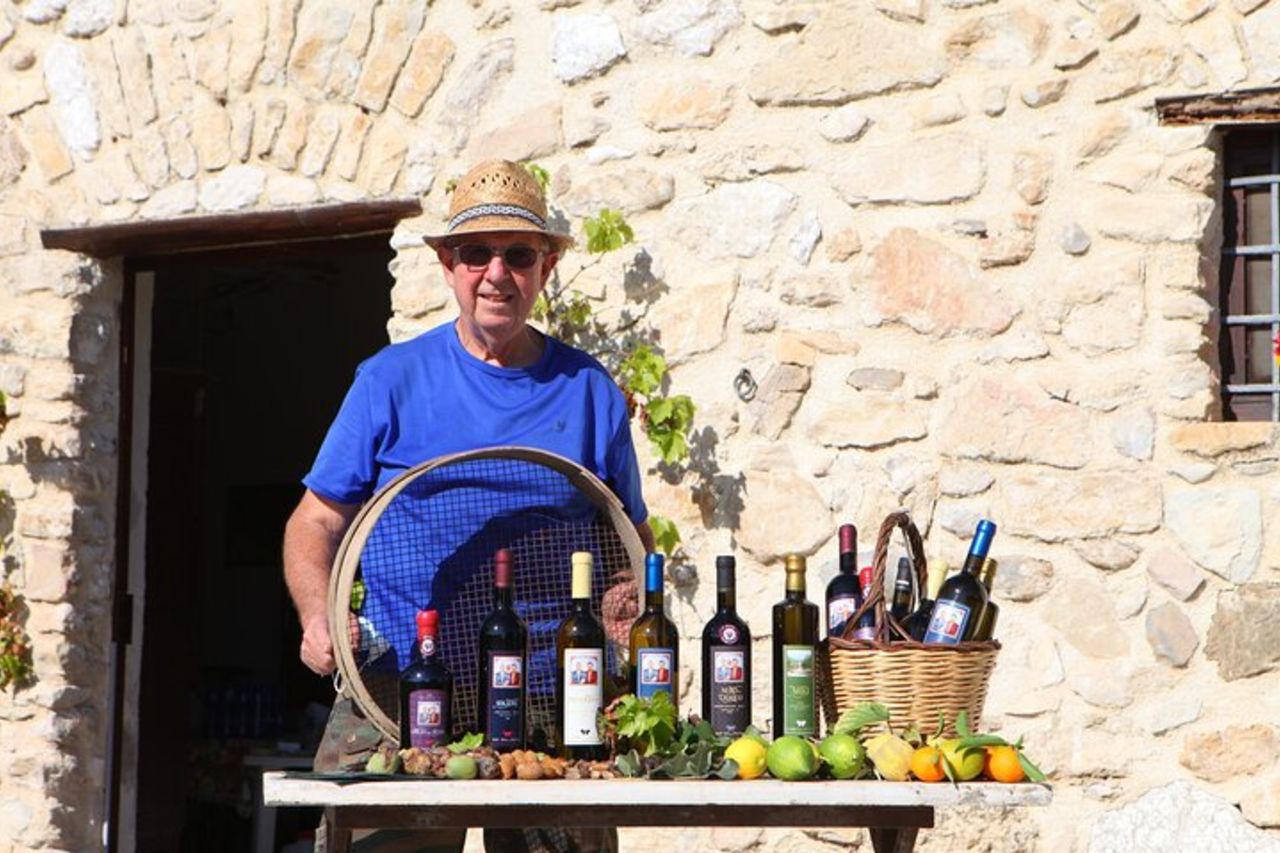 Tour dei vigneti, degustazione di vini e prelibatezze siciliane presso una Cantina ad Agrigento — 4