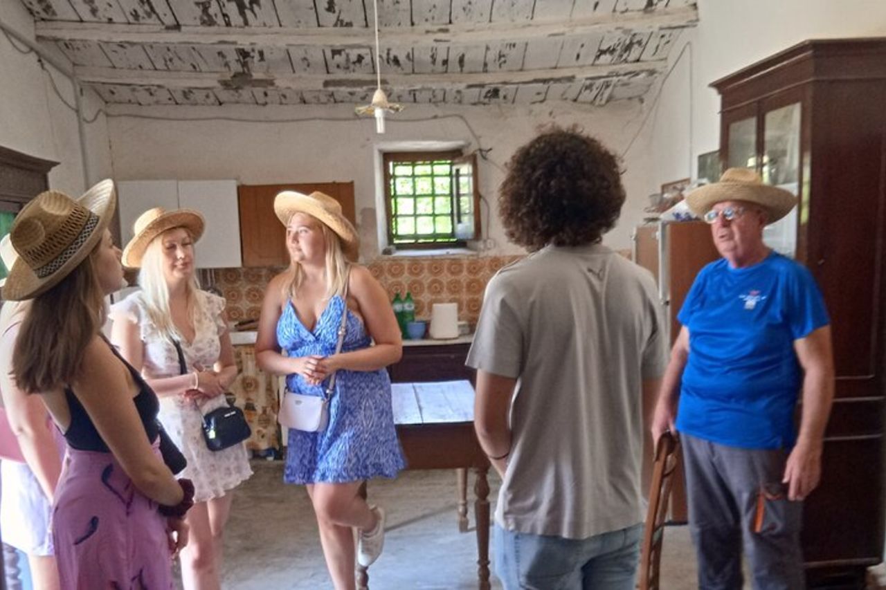 Tour dei vigneti, degustazione di vini e prelibatezze siciliane presso una Cantina ad Agrigento — 8