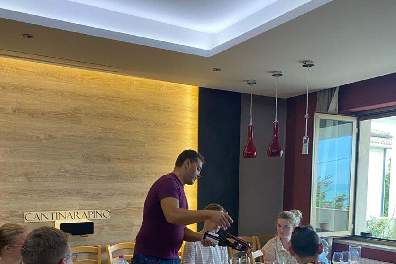 Visita Enogastronomica e Degustazione di Vini a Cantina Rapino — 9