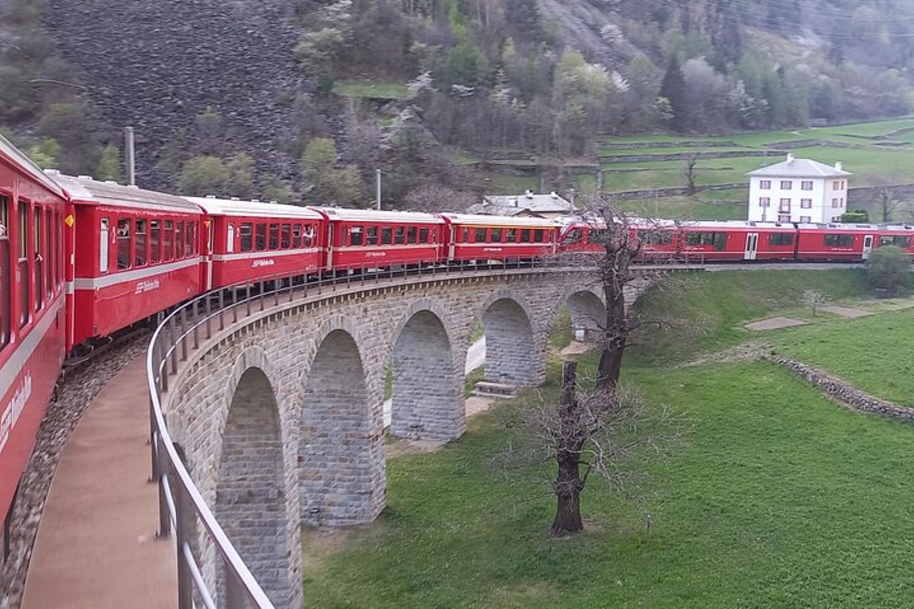 Treno rosso del Bernina, Alpi svizzere e St Moritz Da Milano — 6