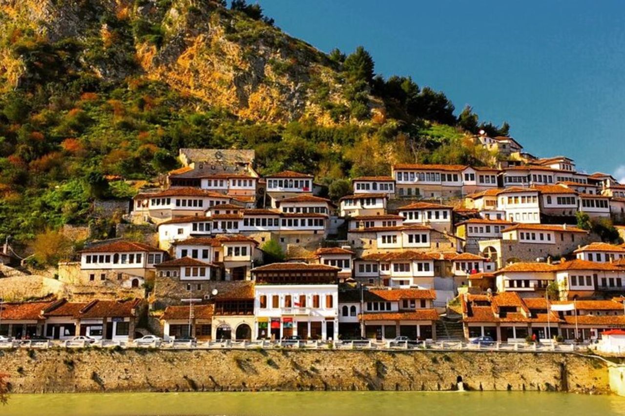 "Berat & Durazzo City, Belsh Lake - Tour di un giorno da Tirana" — 5