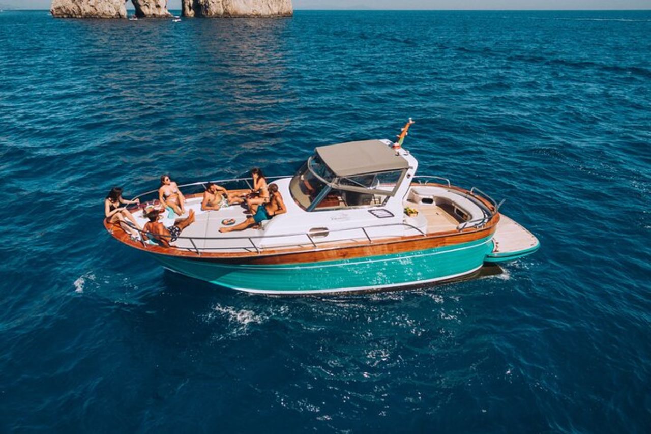 Tour privato in barca di un'intera giornata a Ischia Procida da Sorrento