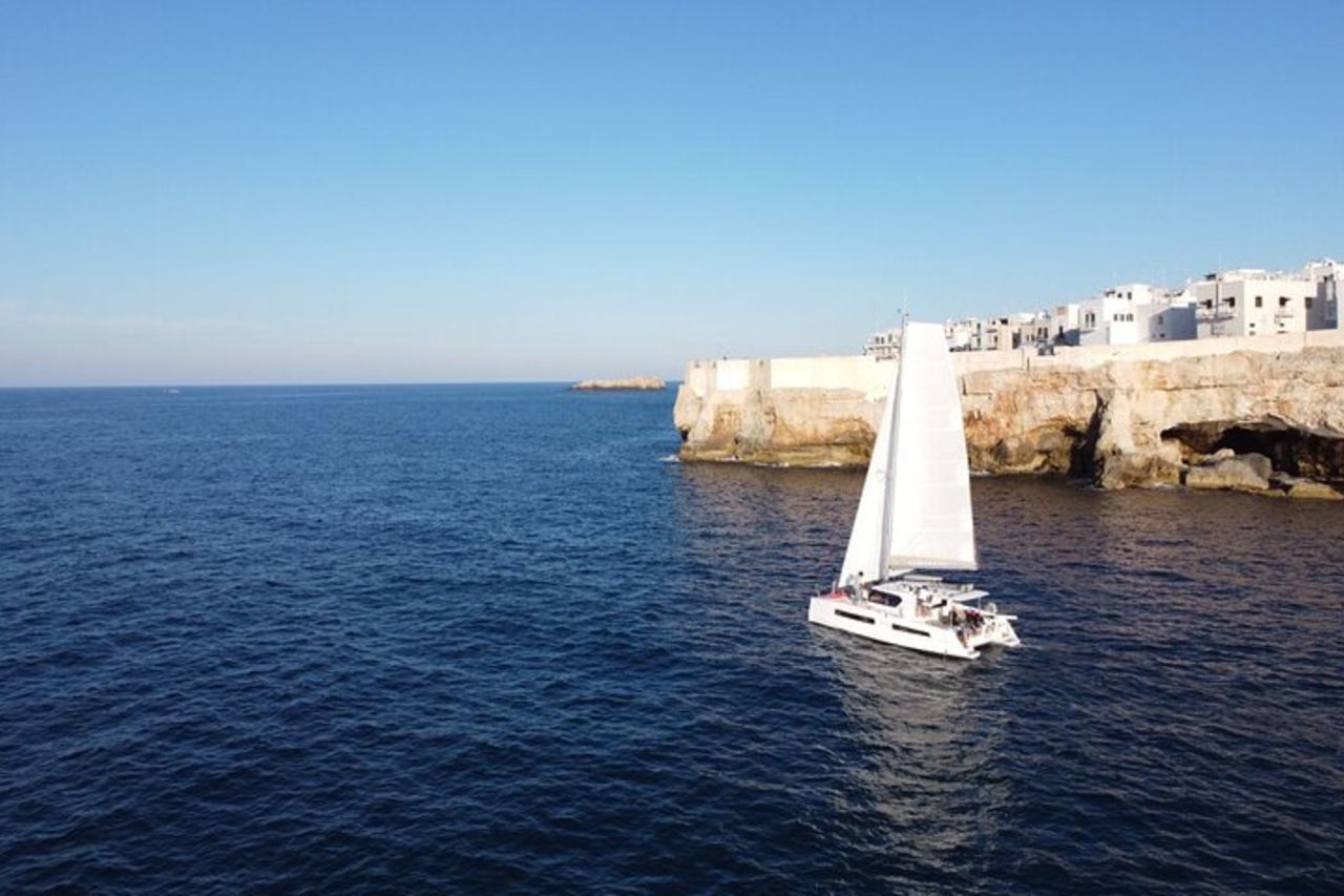 Tour Guidato in Catamarano con Aperitivo da Polignano a Mare — 4