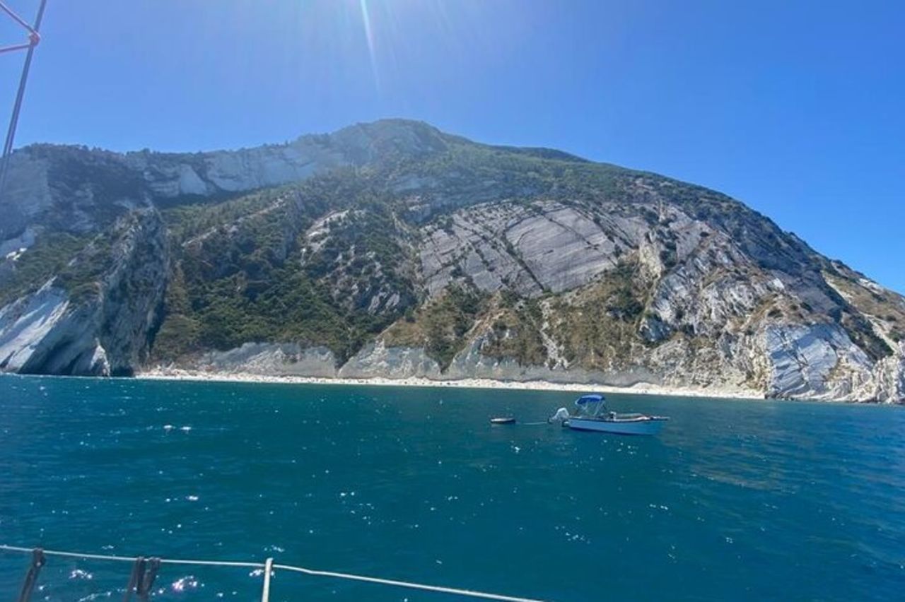 Tour privato per la Riviera del Conero in barca a vela — 2