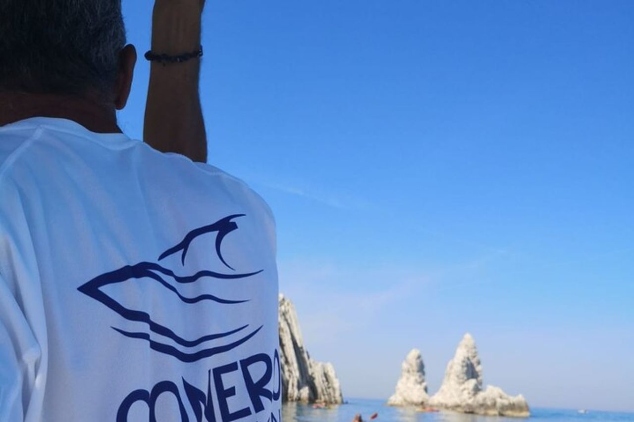 Escursione Guidata in Barca Lungo la Riviera del Conero — 2