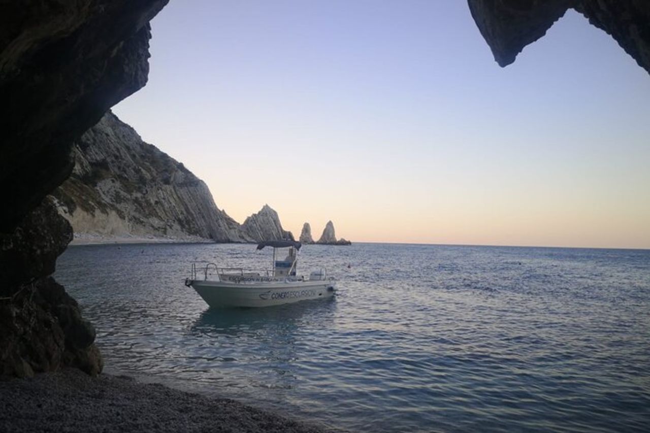 Escursione Guidata in Barca Lungo la Riviera del Conero — 5