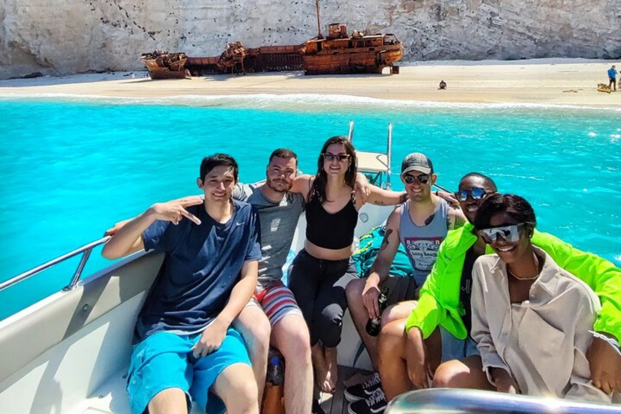 Tour privato di Zante al naufragio di Navagio via terra e via mare