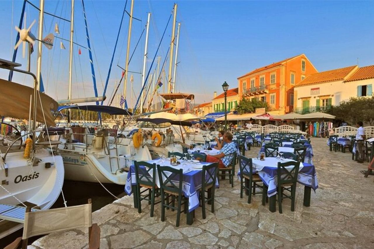 Tour in autobus dell'isola di Cefalonia: degustazione di vini, Melissani e Fiscardo — 7