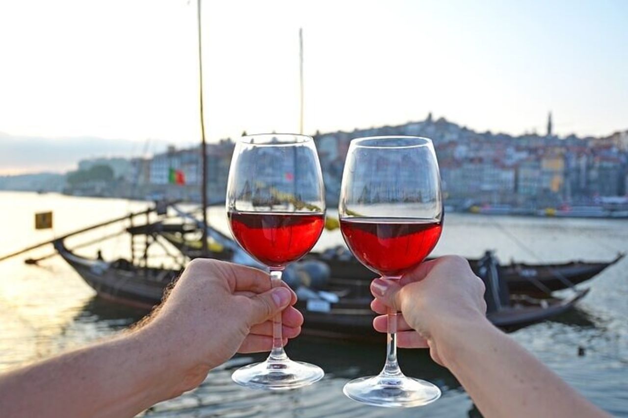 Tour in Tuk Tuk al tramonto a Porto con brindisi al vino di Porto — 4