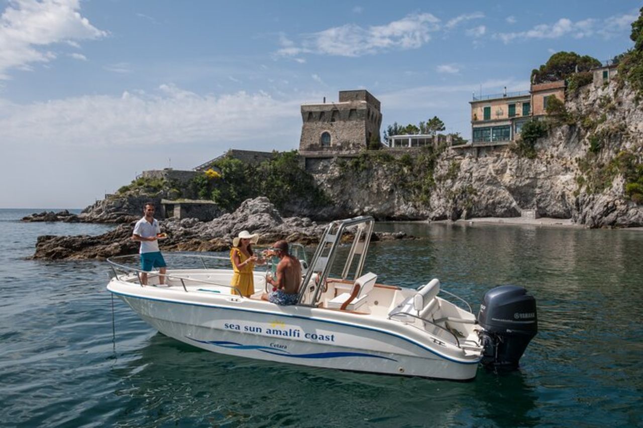 Tour in Barca a Capri con visita Isola,Grotte,Faraglioni — 3