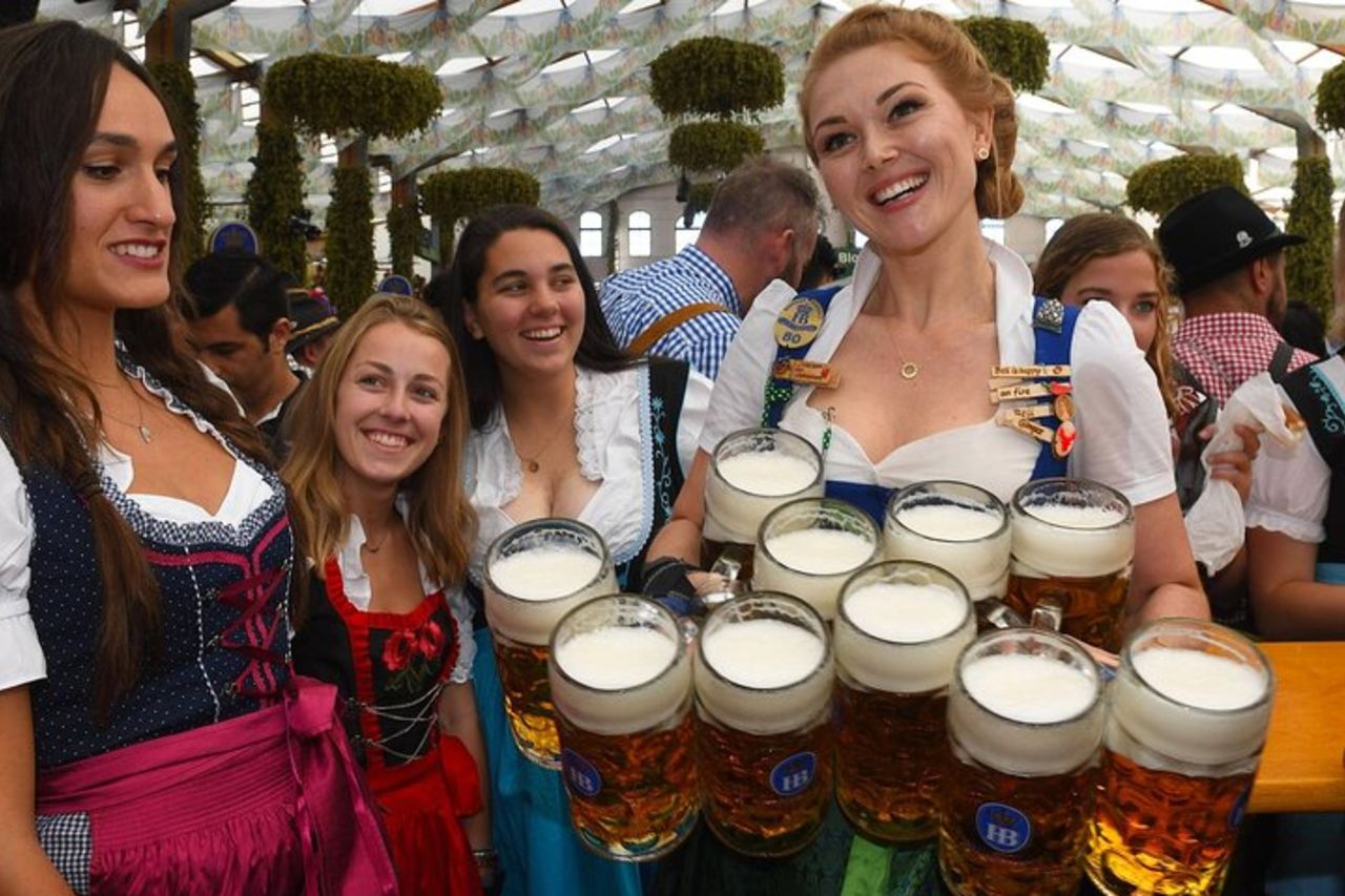 Tour dell'Oktoberfest di Monaco di Baviera con biglietti della birra Hofbräu, birra, cibo — 9