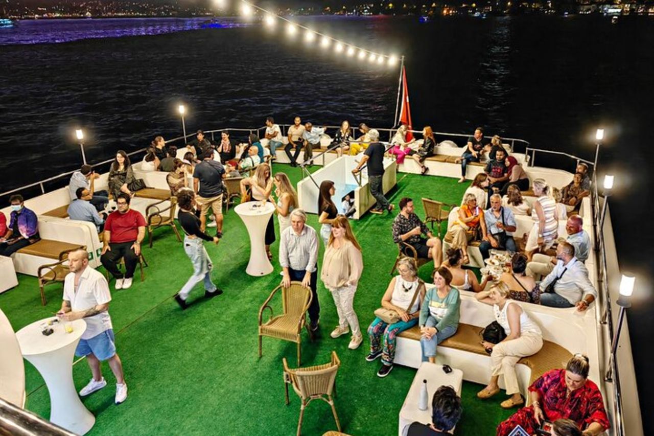 Mega Lüfer Cena Crociera Bosforo e Spettacolo con Tavolo Privato — 4