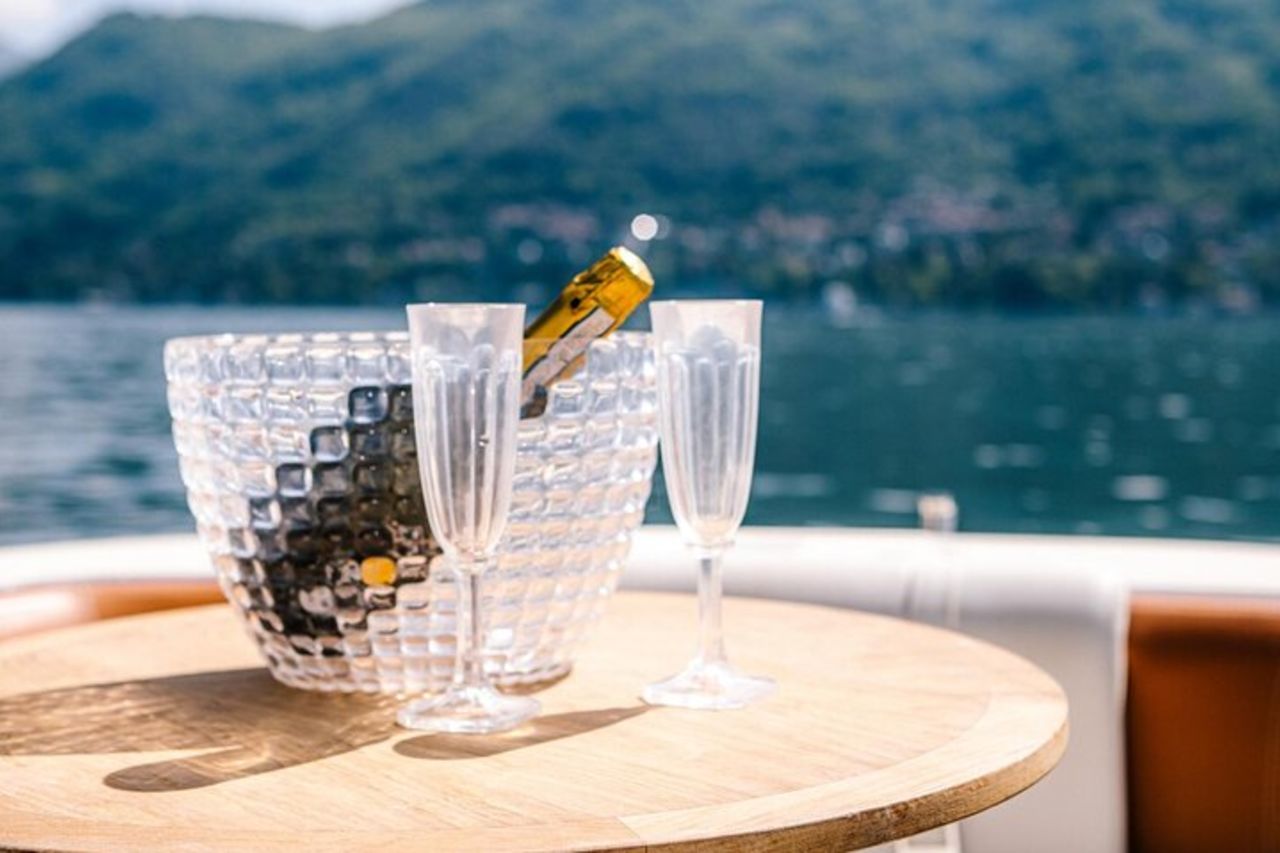 4H Crociera Privata Bellagio Varenna Tender Yacht Invictus 6 Pax — 5