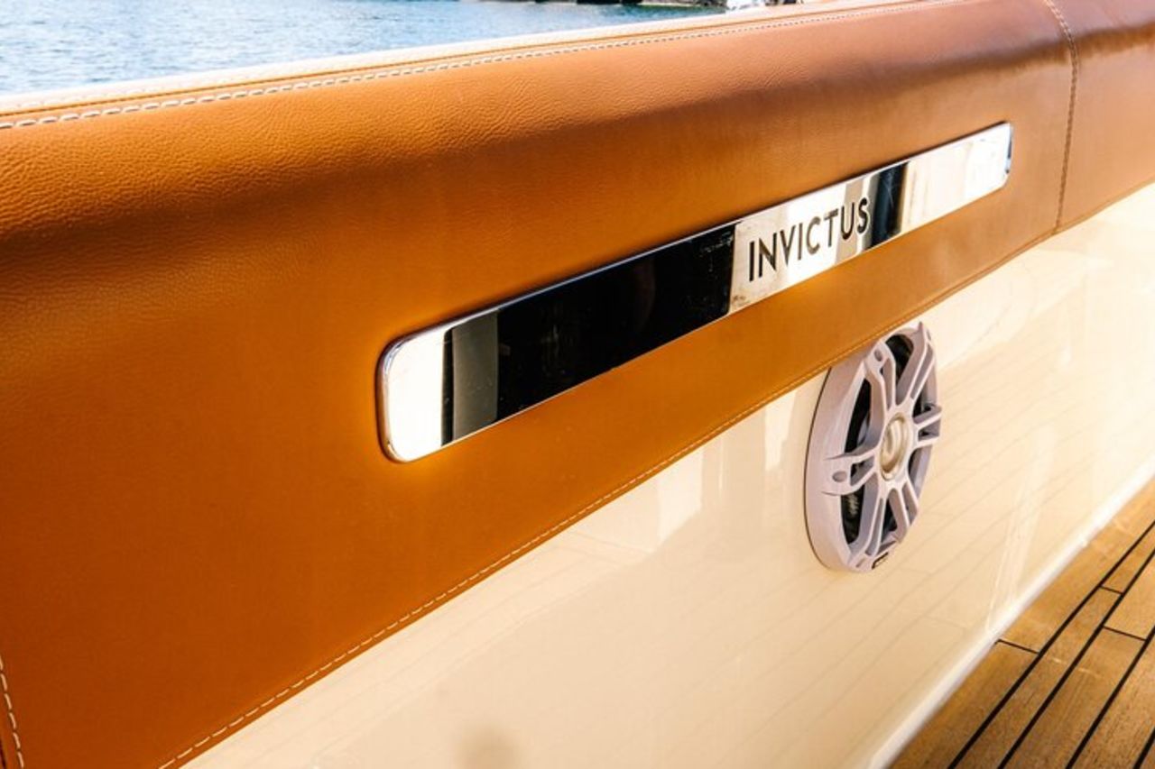 1H Luxury Cruise Como Lake Tender Yacht Invictus 9 Pax — 9