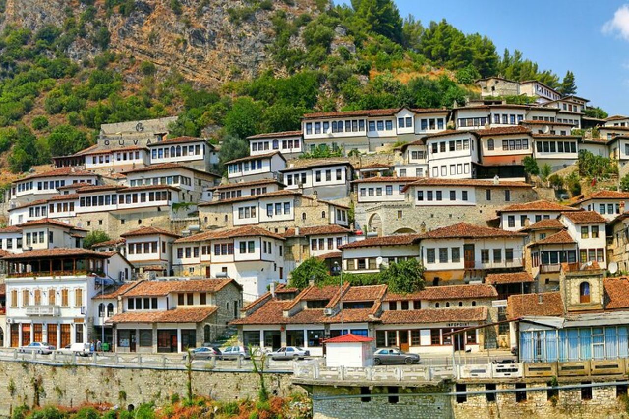 Tour UNESCO della città di Berat, il Castello e il lago Belshi- Da Tirana