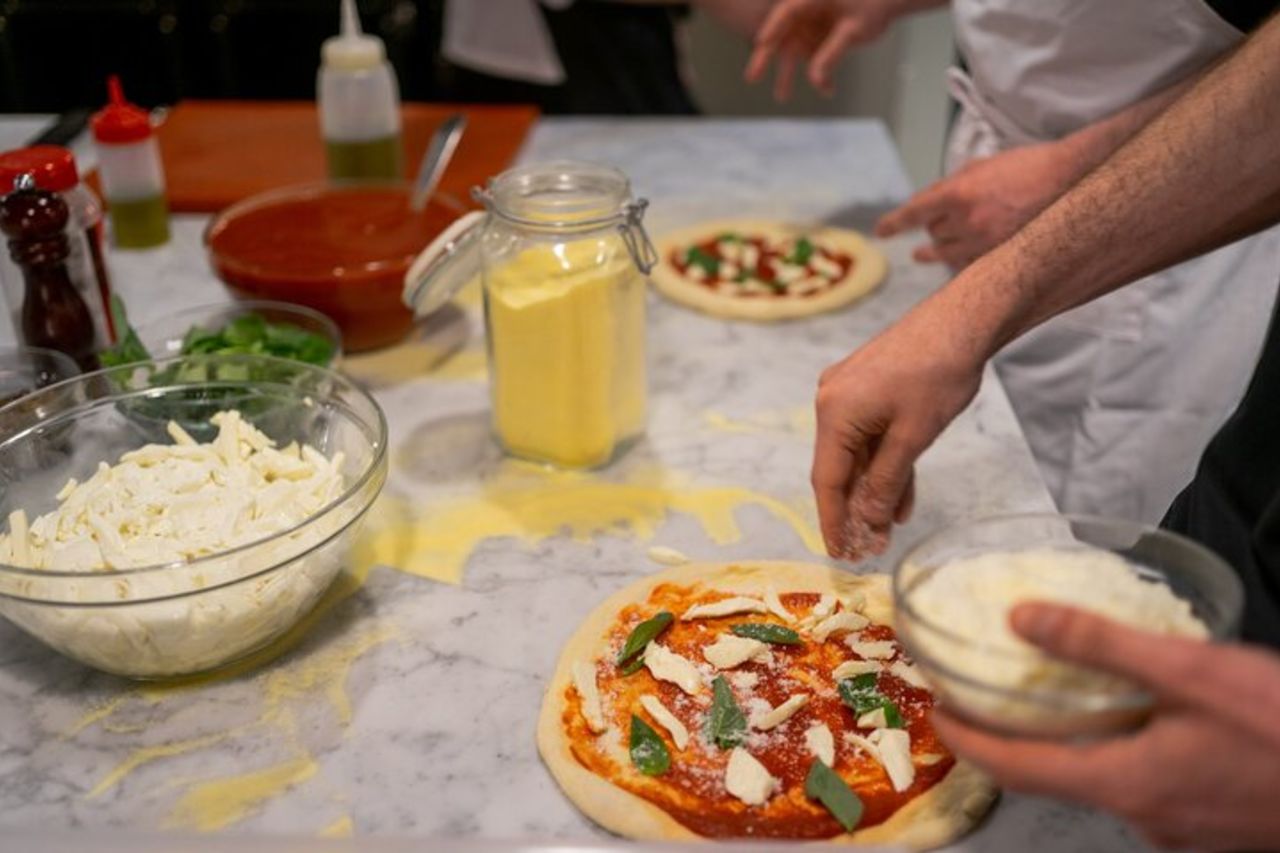 Lezione di cucina a Milano: autentica preparazione di pizza e gelato — 5
