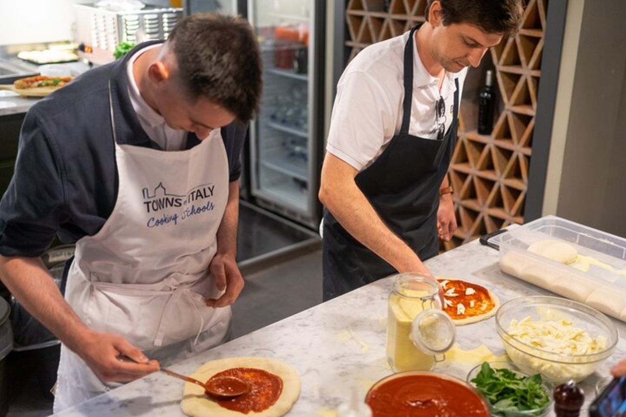 Lezione di cucina a Milano: autentica preparazione di pizza e gelato — 6