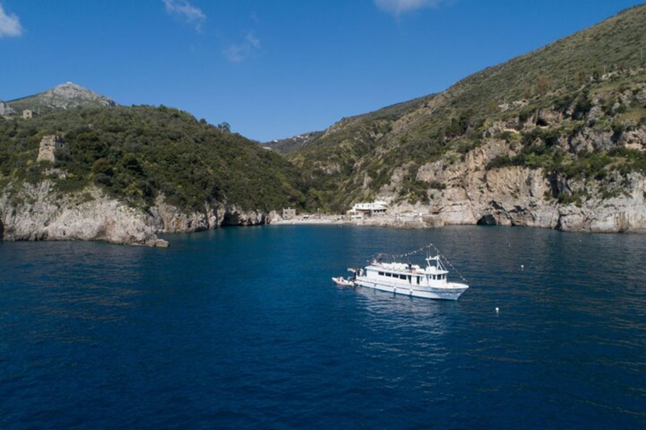 Costiera Amalfitana in barca con aperitivo, pranzo e soste mare — 3