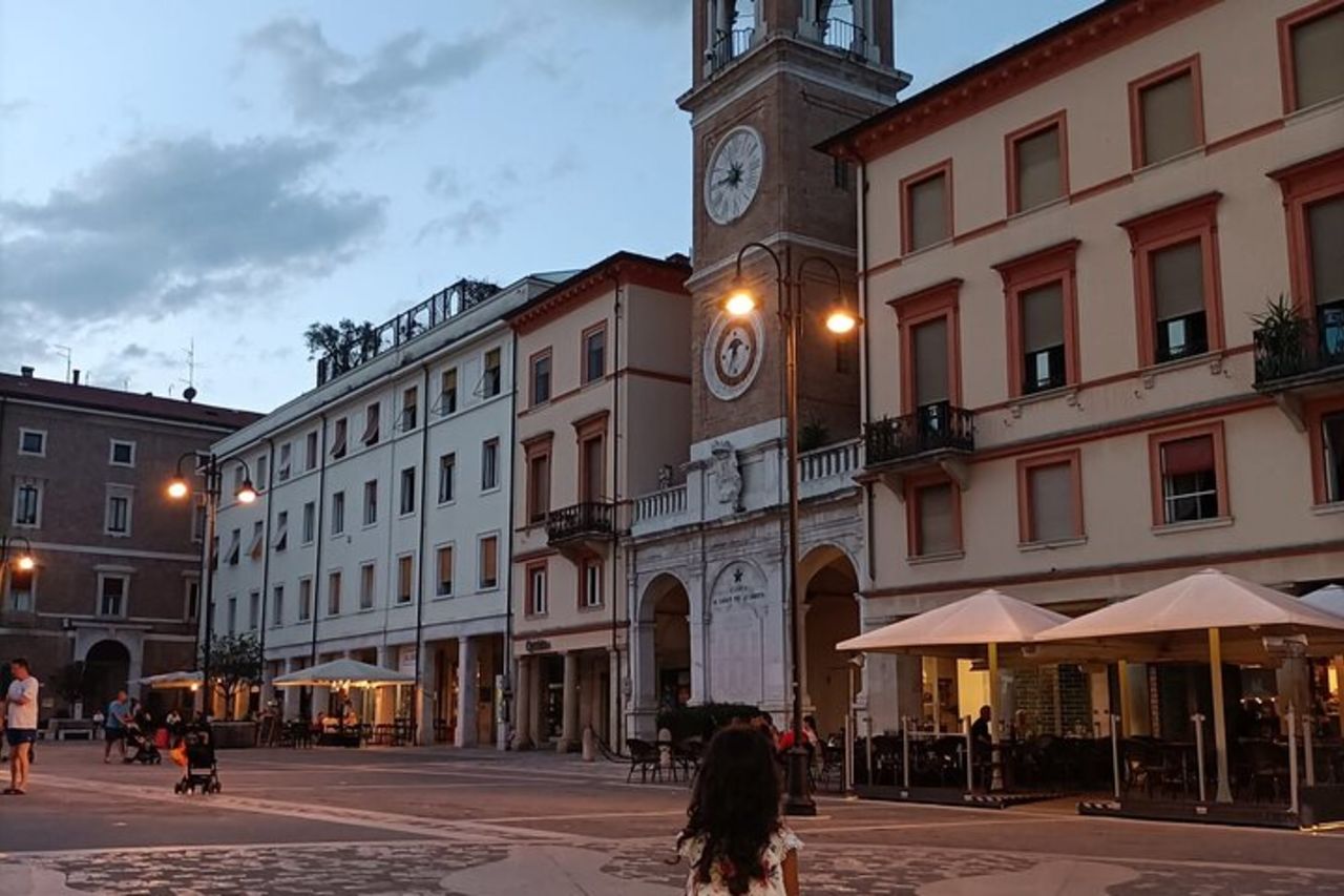 Tour privato di Rimini dei momenti salienti della città di notte — 5