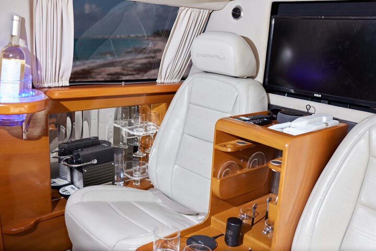 Limousine Deluxe GMC dall'aeroporto di Cancun — 3