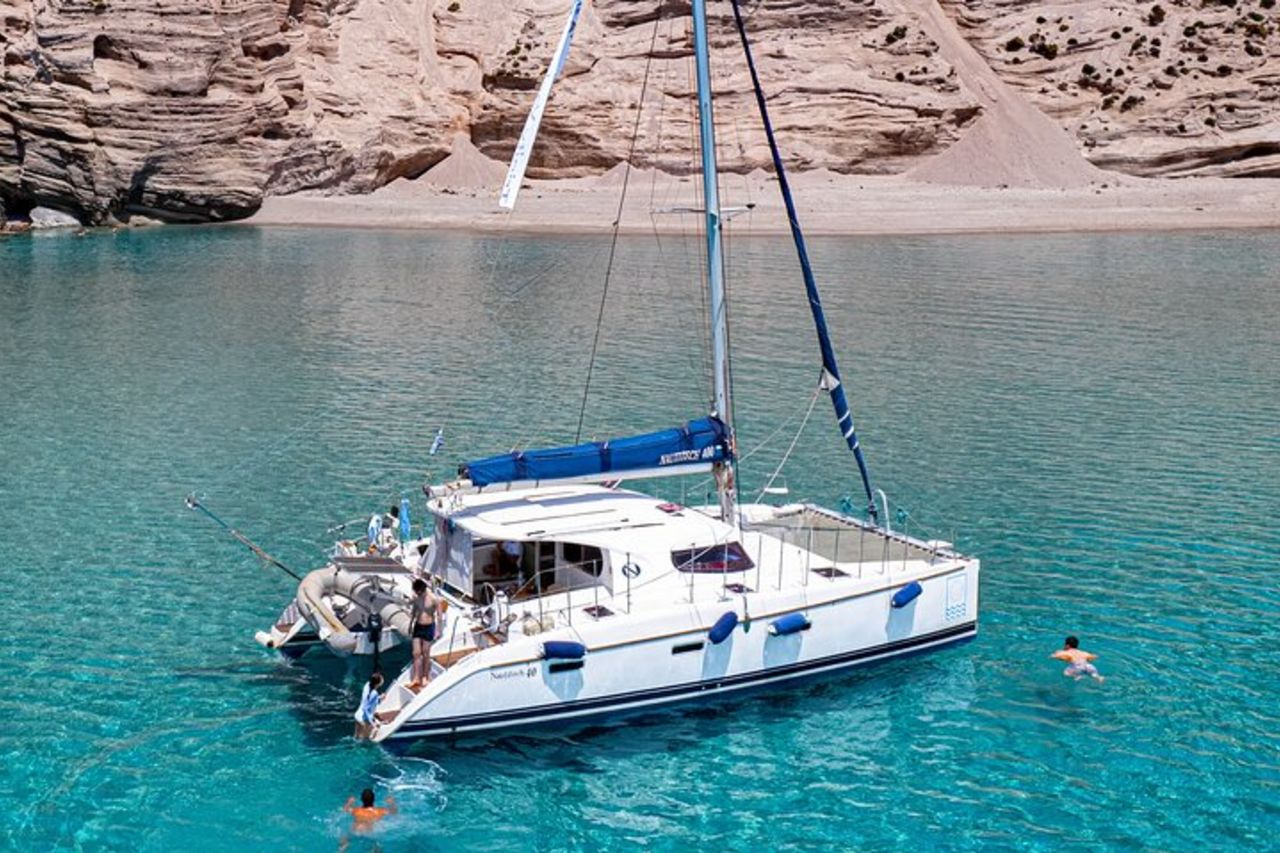 Catamarano Full-Day di Milos e Poliegos con pranzo e barbecue — 3