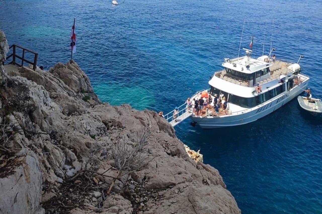 Escursione guidata in barca di un giorno lungo la costa di Baunei da Arbatax