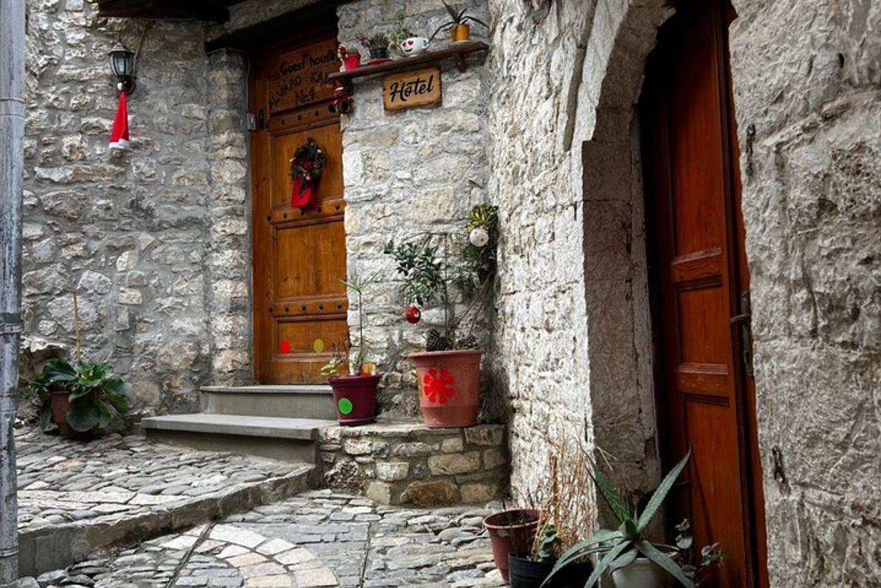 Da Tirana: tour di un giorno a Berat UNESCO e al lago Belshi — 9