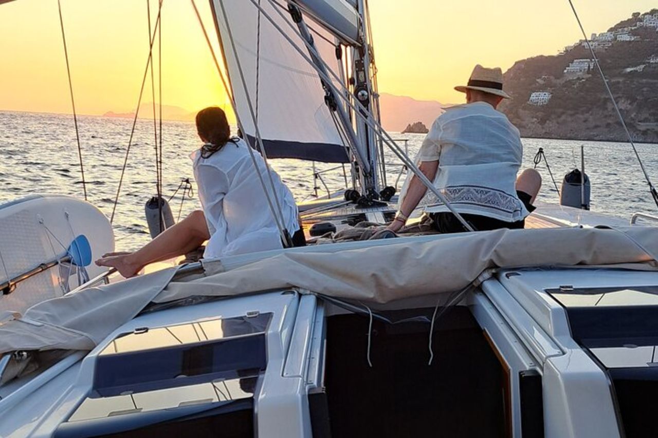 Tour in barca a vela per piccoli gruppi in Costiera Amalfitana con aperitivo — 4